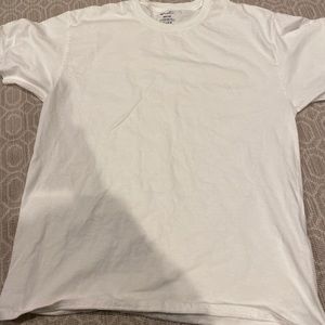 Three undershirts /TSHIRTS PLAIN SIZES: 2 Extra large & 1 Large